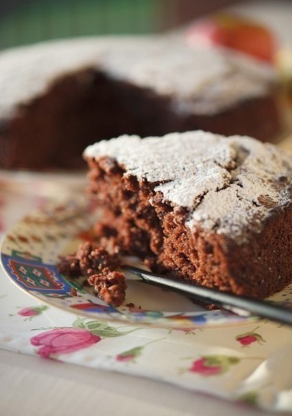 Быстрый пирог с шоколадом и яблоками.