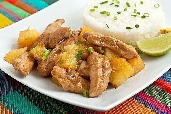 Курица с ананасами Ингредиенты: - чеснок дольки 3 шт. - перец чили 1 шт. - имбирь молотый 1 ч.л. - с