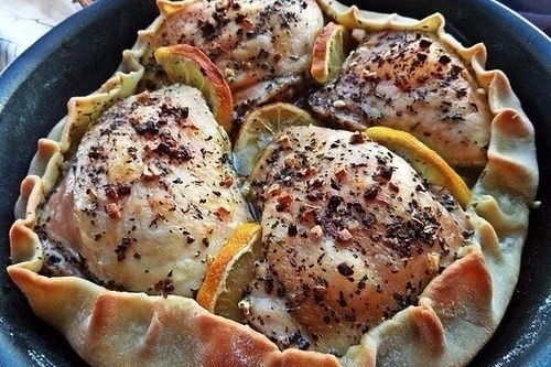 Пряная курица, запеченная в тесте