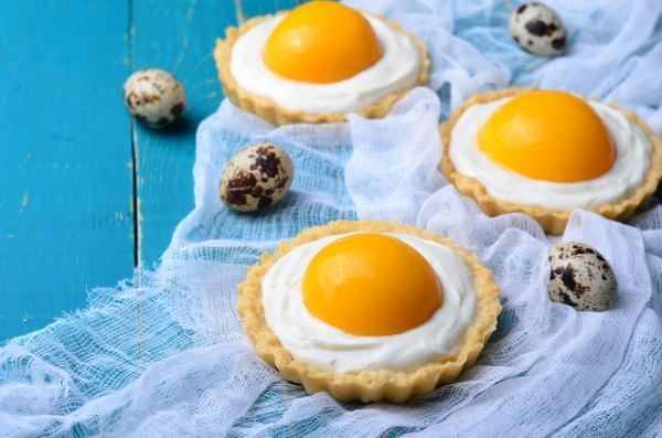 Тарталетки с кремом и абрикосами