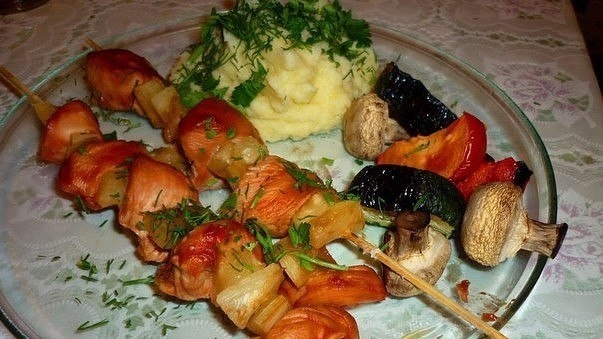 Куриный шашлык по‑домашнему с грибами и ананасами