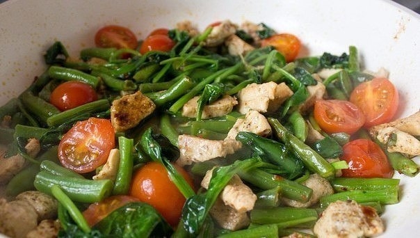 Курица с фасолью, шпинатом и помидорами