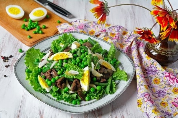 Салат с куриной печенью и горошком