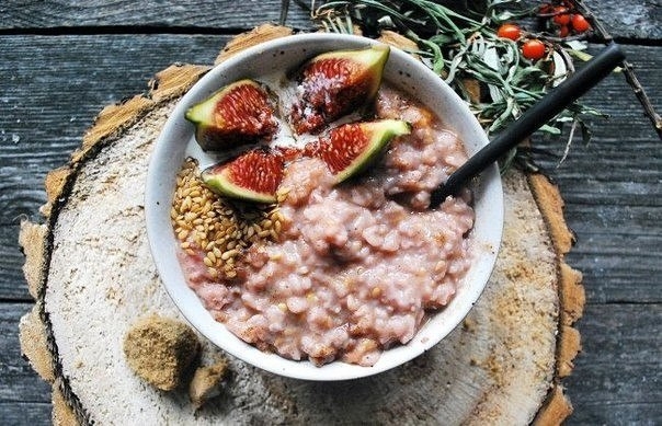 Овсяная каша со сливой и корицей