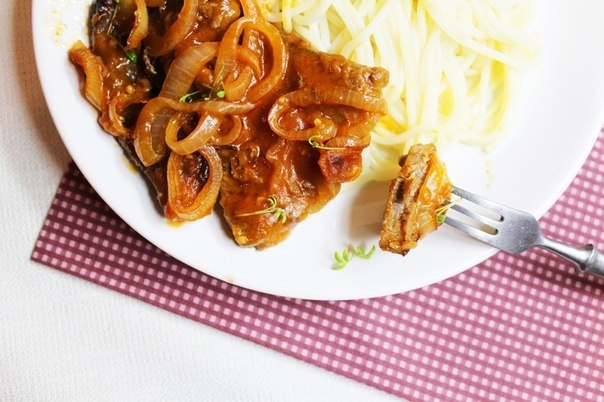 Мясо, запеченное с томатным соусом - получается очень вкусным, а оставшийся на дне формы соус можно 