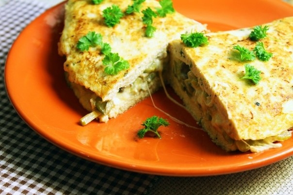 Куриное мясо, пикантность чеснока и соленого огурчика, ароматные грибы и плавленый сыр - необычная п