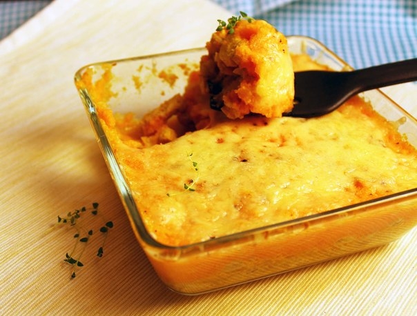 Вкусная запеканка с сочными кусочками куриного мяса под ярким морковным пюре! Приготовим?
