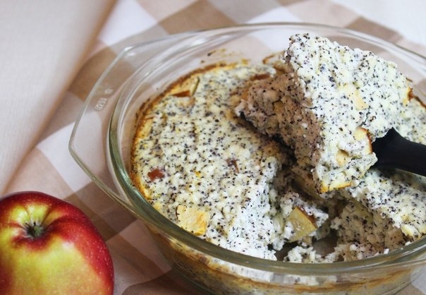 Творожная запеканка с сочной маковой начинкой и нежной ноткой яблока - вкусный завтрак!