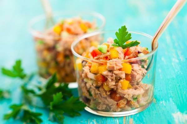 Салат из тунца с овощами