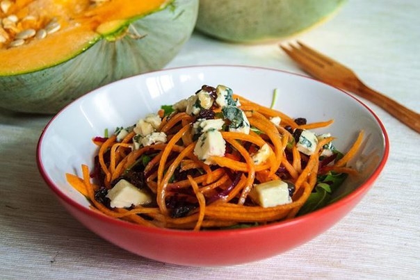 Невероятно вкусный и очень полезный салат из сырой тыквы и свеклы с сыром дор блю.