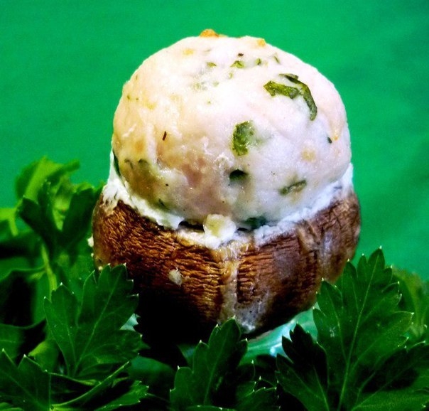 Шампиньоны с сырным кремом и шапочкой из куриной грудки