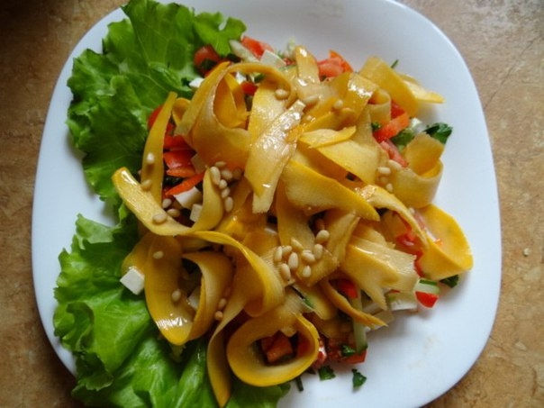 Салат из маринованной тыквы с овощами, сырами и орехами