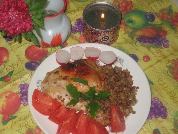 Курочка с гречей и луком-пореем из духовки