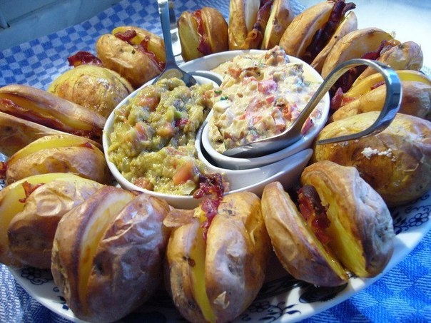 Печеная картошка и дипы к ней