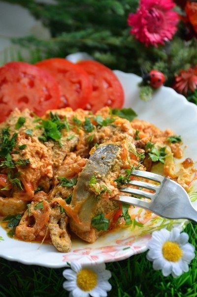 Горбуша с овощами и сметаной