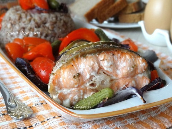 Лосось, запеченный с овощами на шпинате