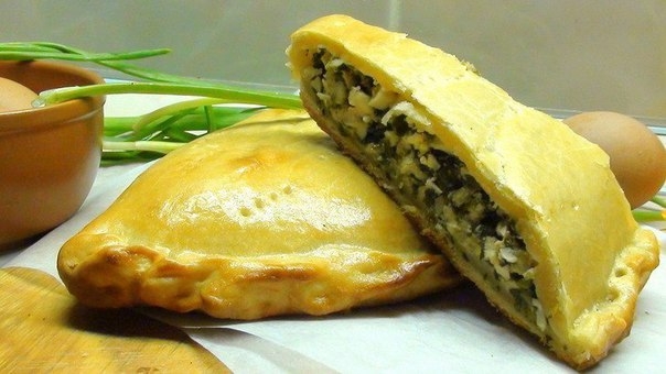 Пирог из теста на сметане с луком и яйцом. Пресный пирог.