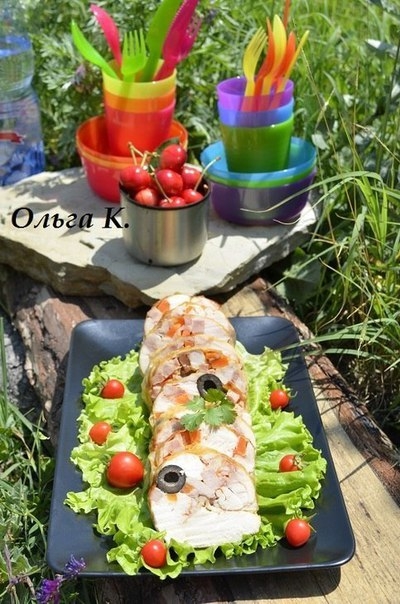 Рулет из целой курицы с ветчиной
