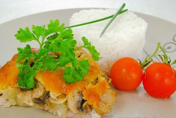 Свинина, жаренная с луком, грибами и сыром