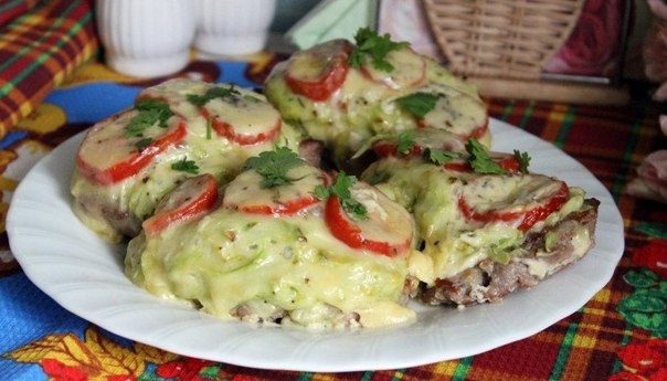 Свинина под сырно - кабачковой шубкой