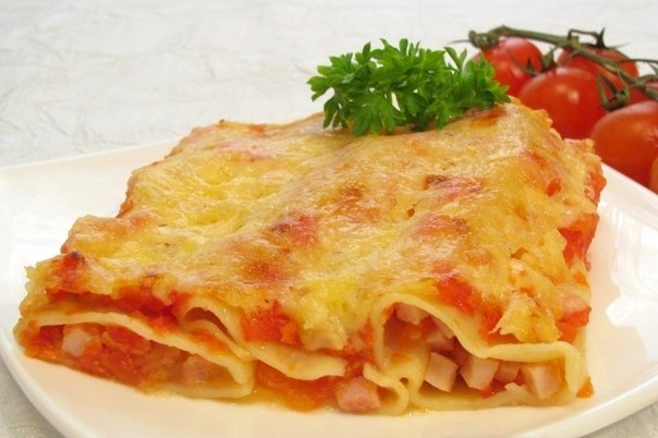 Каннеллони с беконом под томатным соусом