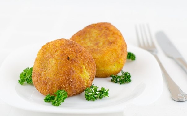 Обжаренные рисовые шарики с мясной начинкой.