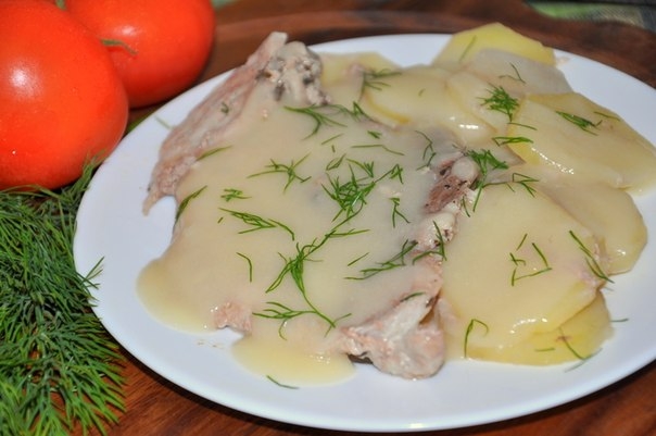 Картофель с мясом под белым соусом