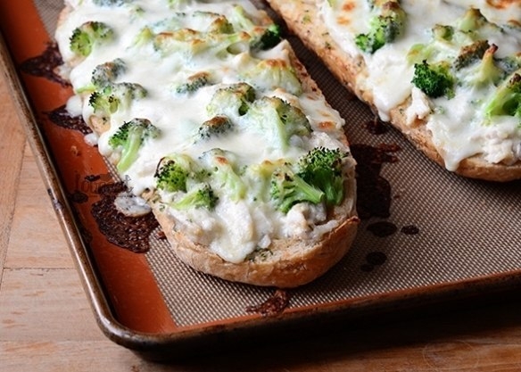 БУТЕРБРОДЫ С БРОККОЛИ И СЫРОМ