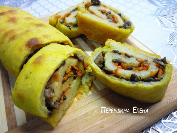 Рулет из картофельного теста с морковно-грибной начинкой