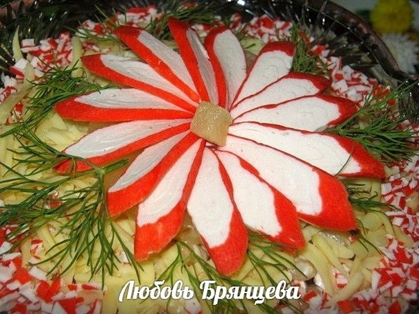 САЛАТ «АНШЛАГ» С АНАНАСАМИ И КРАБОВЫМИ ПАЛОЧКАМИ
