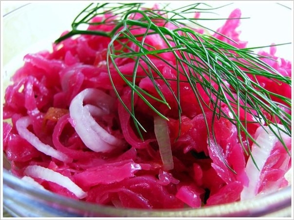 Хрустящая краснокочанная капуста, маринованная со сливой