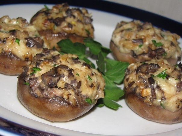 Шампиньоны, фаршированные сыром и орехами