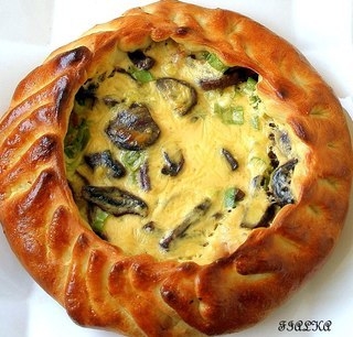 Открытый пирог с копченой курицей и грибами