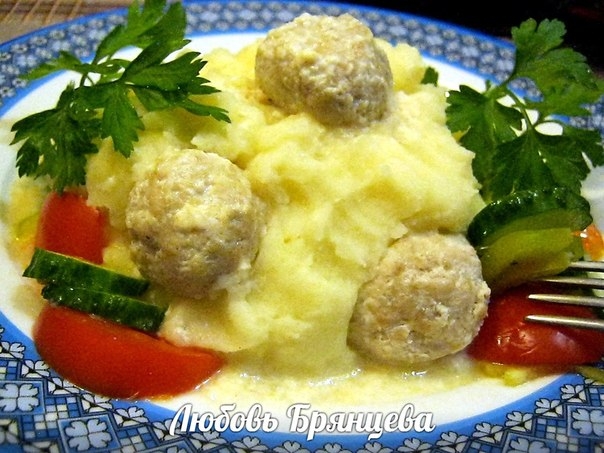 КУРИНЫЕ ФРИКАДЕЛЬКИ, ТУШЕННЫЕ В МОЛОКЕ