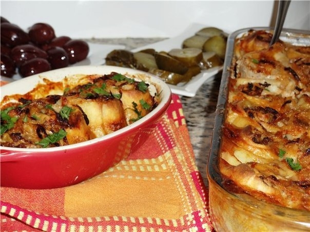 Рулеты с мясом в томатно-луковом соусе