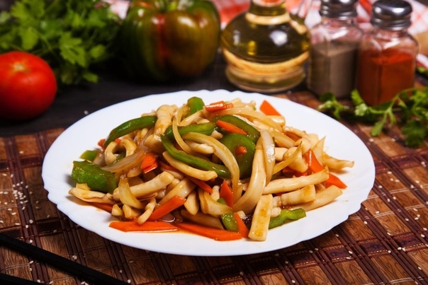 Кальмары тушеные с овощами