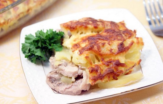 Запеченное мясо с картофелем и сыром
