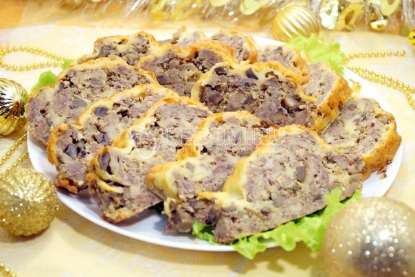 Мясной рулет с грибами и сыром «Новогодний»