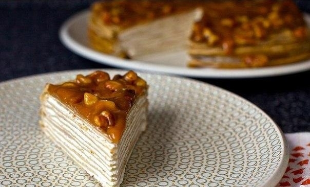 Блинный торт с бананом и ореховой глазурью