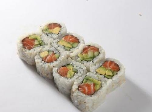 Урамаки с лососем и авокадо