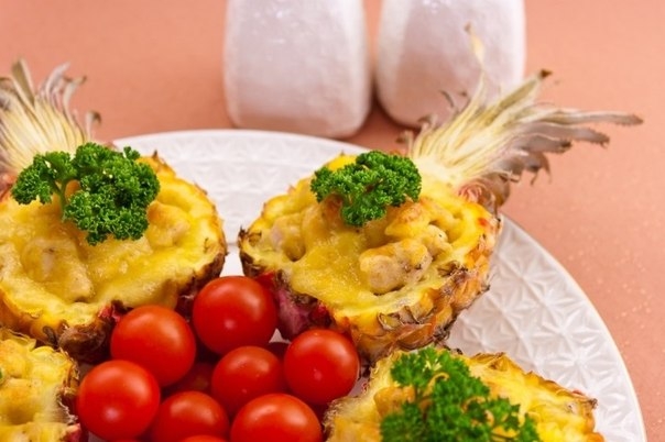 Ананасы, фаршированные куриным филе, запеченные под сыром