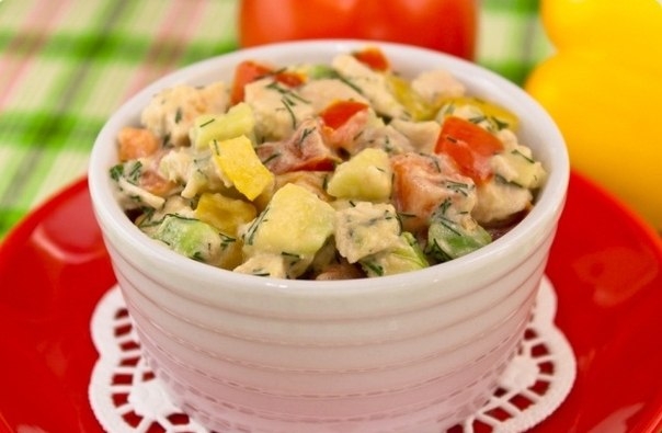 Салат с авокадо, куриным филе, помидорами и перцем
