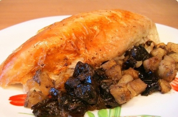 Курица, жаренная с яблоками и черносливом