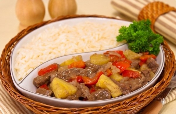 Говядина, жаренная с ананасом и болгарским перцем