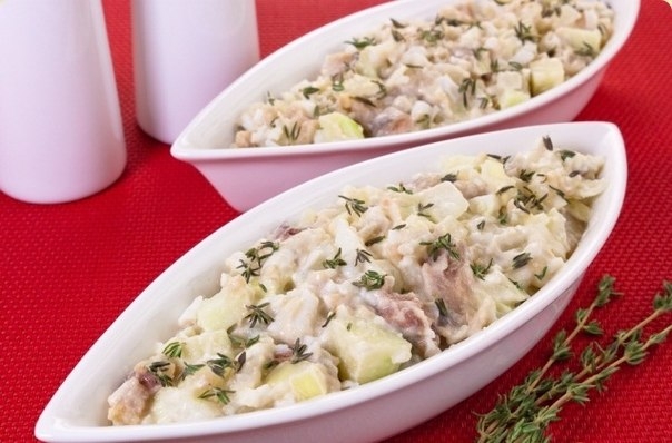 Салат с селедкой, картофелем и яблоком