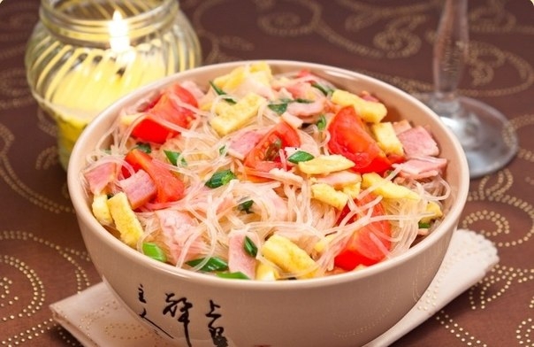 Фунчоза с беконом, помидорами и яичными блинчиками