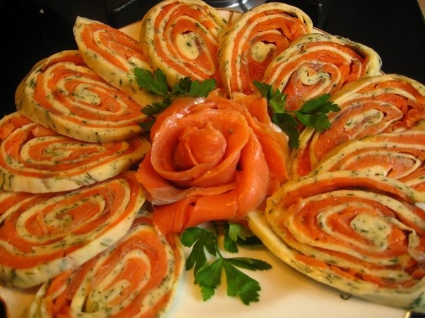 Праздничный сырный рулет с форелью