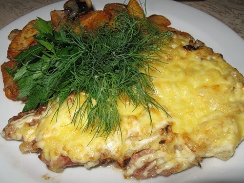 Свинина под сыром и майонезом