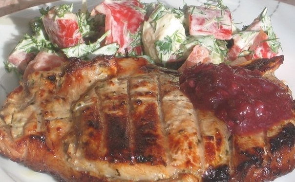 МАРИНОВАННАЯ В КАТЫКЕ СВИНАЯ КОРЕЙКА С СОУСОМ ИЗ СЛИВ