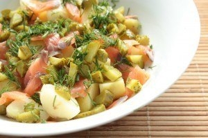 Картофельный салат с огурцами и лососем